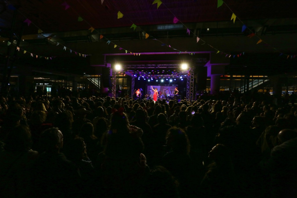 TUM Happy celebra a cultura e solidariedade no Floripa Airport com show nacional da banda Bicho de Pé