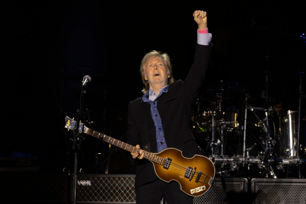 Paul McCartney encerra turnê ‘Got Back’ no Brasil com show histórico em Florianópolis