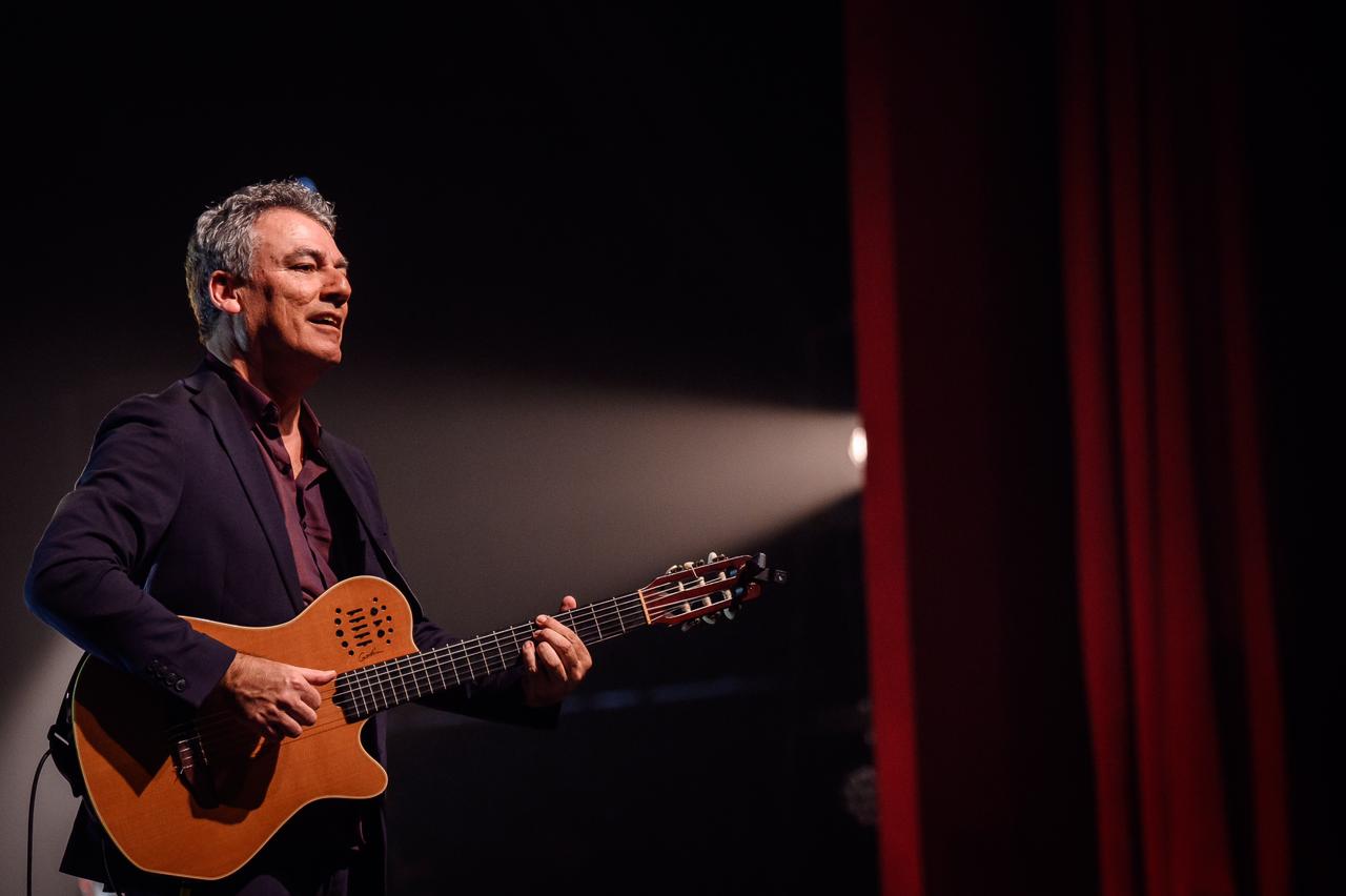 Luiz Meira faz show gratuito no Top Market em homenagem aos 80 anos de Chico Buarque